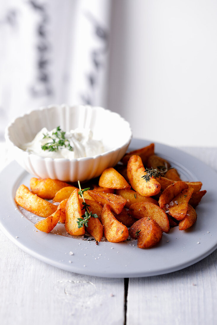 Potato wedges with thyme and dip