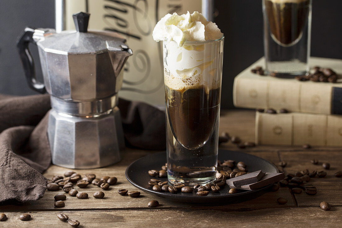 Kaffee mit Mozartlikör, Schokolade und Sahne