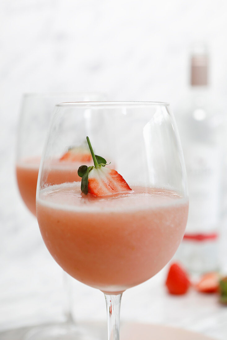 Frosé: Frozen Rosé (gefrorener Drink mit Rosewein und Erdbeeren)