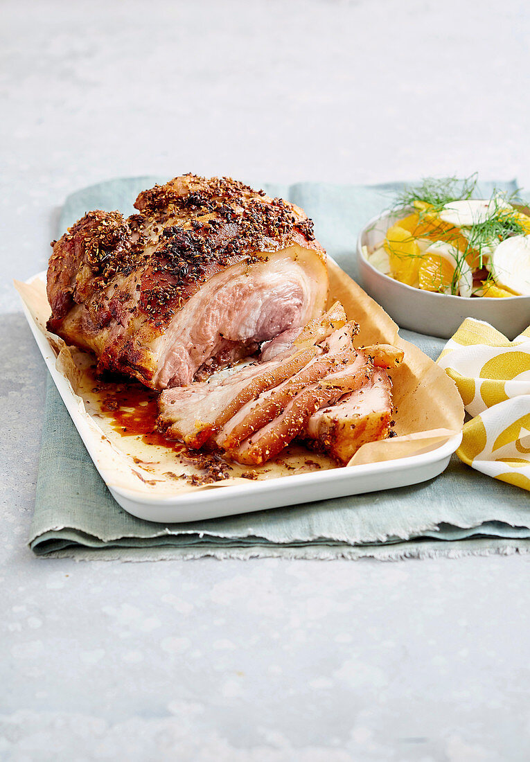 Gegrillter Schweinebraten mit Orangen-Fenchelsalat