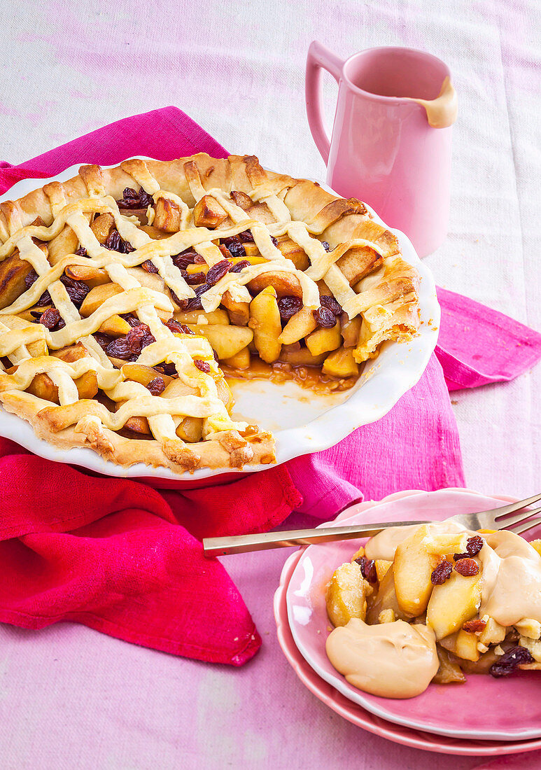 Apfelkuchen mit Teiggitter und Karamellsahne