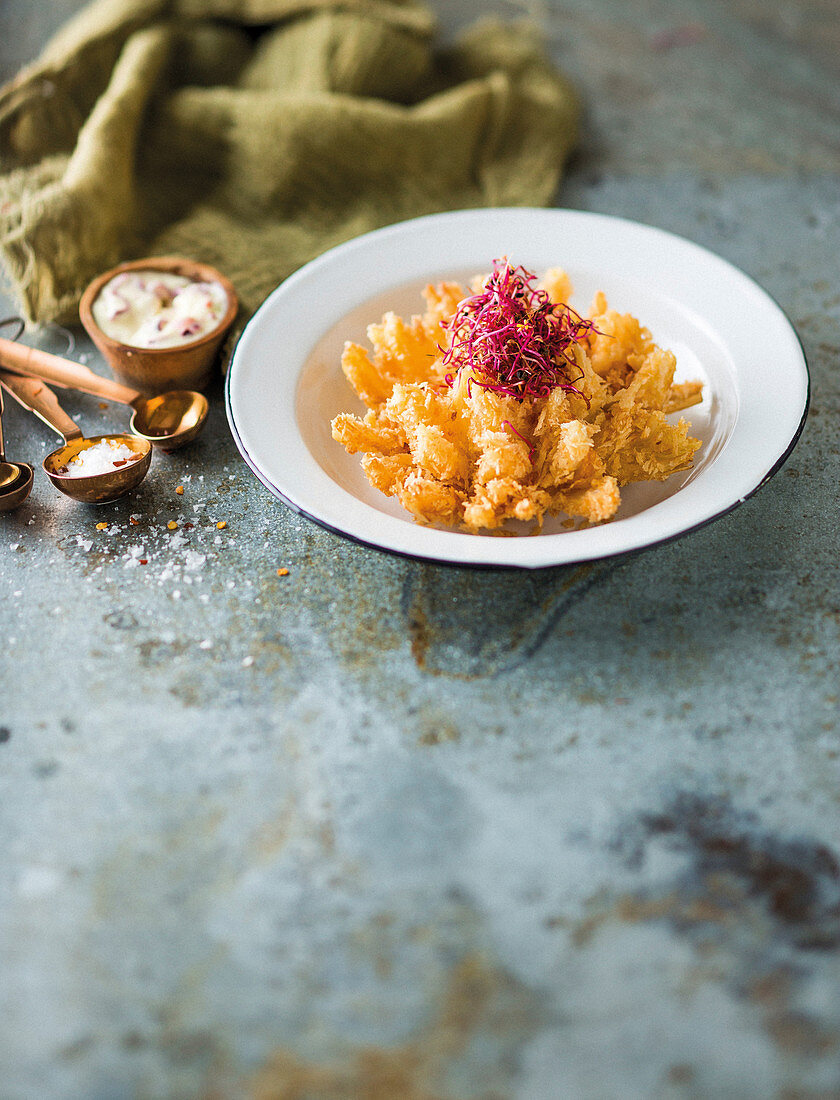 Frittierte Zwiebel mit Chili-Mayonaise und Sprossen