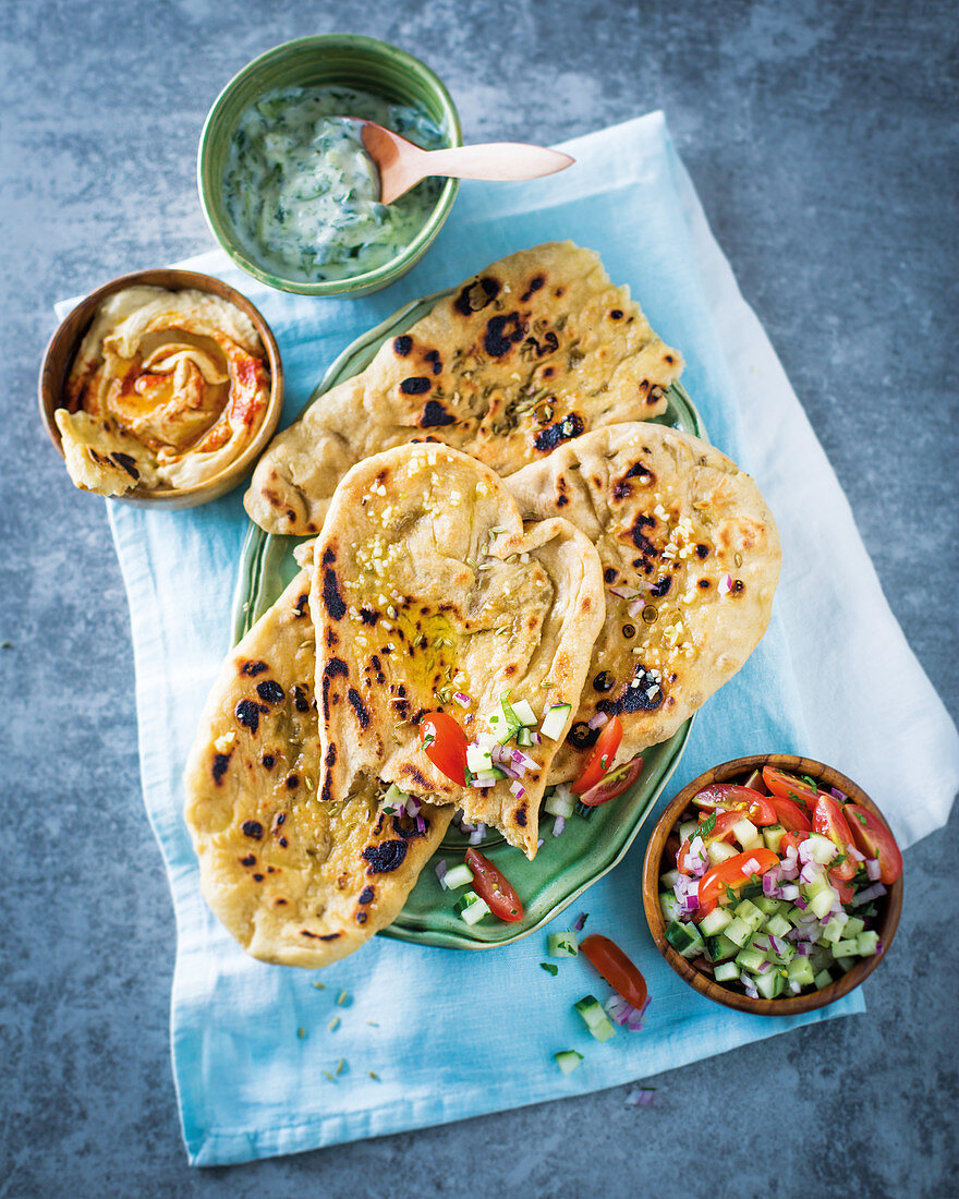 Naan-Brot mit Fenchelsamen, dazu verschiedene Aufstriche