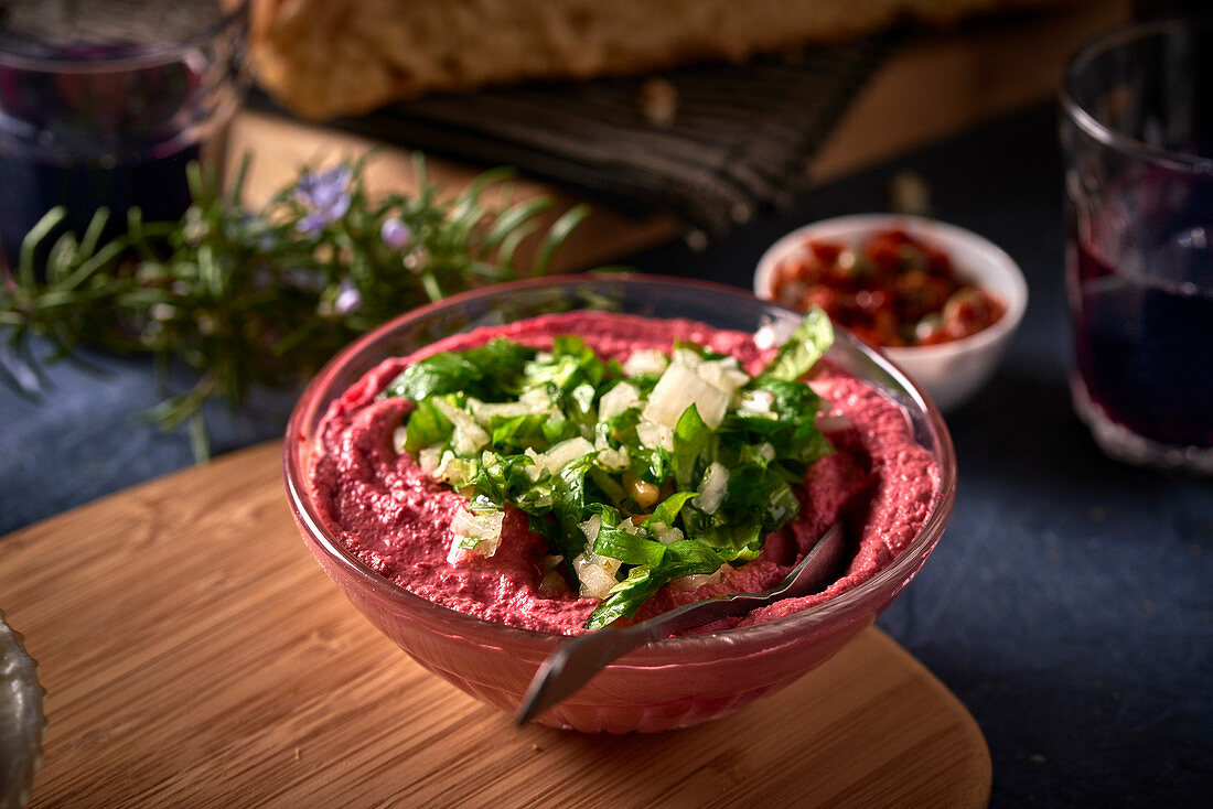 Rote-Bete-Creme mit Kräutern