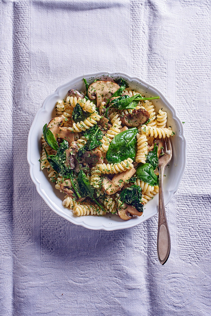 Spinach farfalle with mushrooms