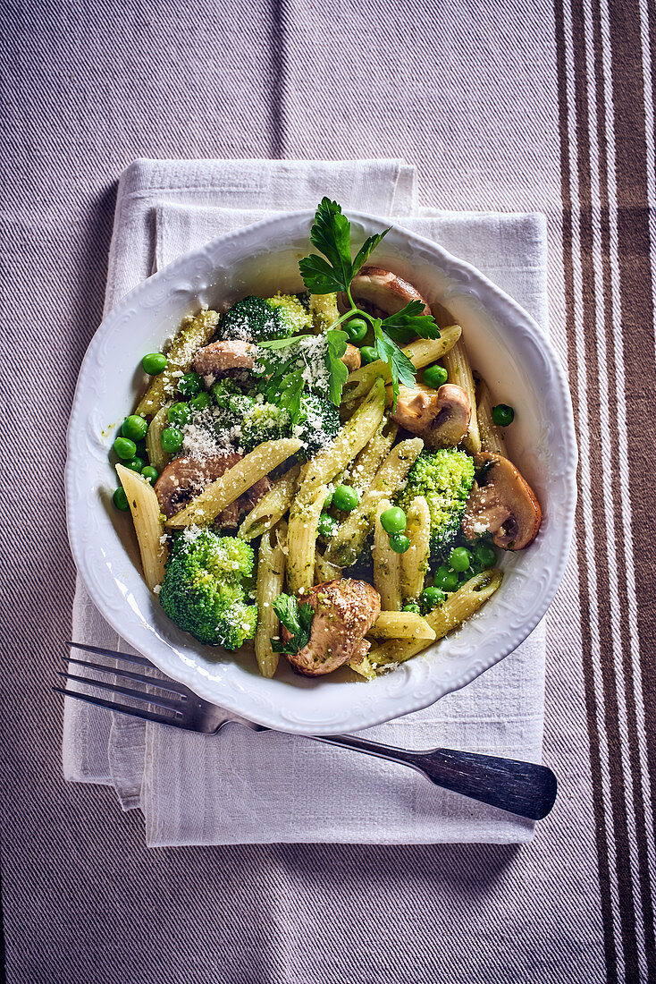 Champignons-Penne mit grünem Gemüse