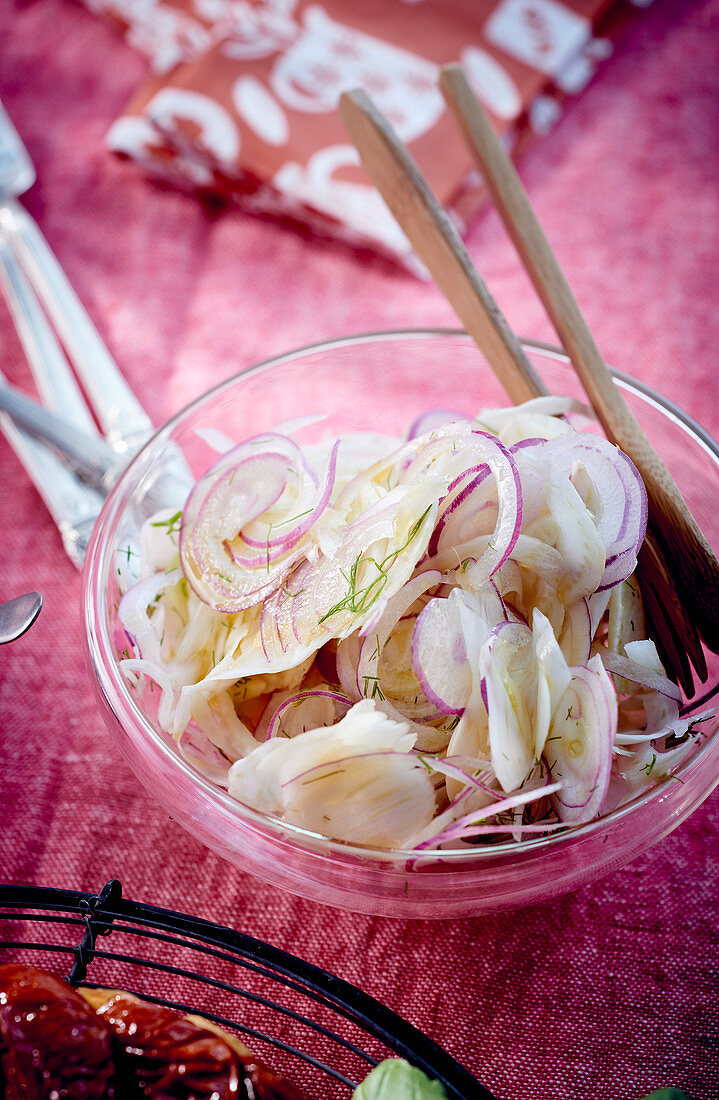 Fenchelsalat mit roten Zwiebeln