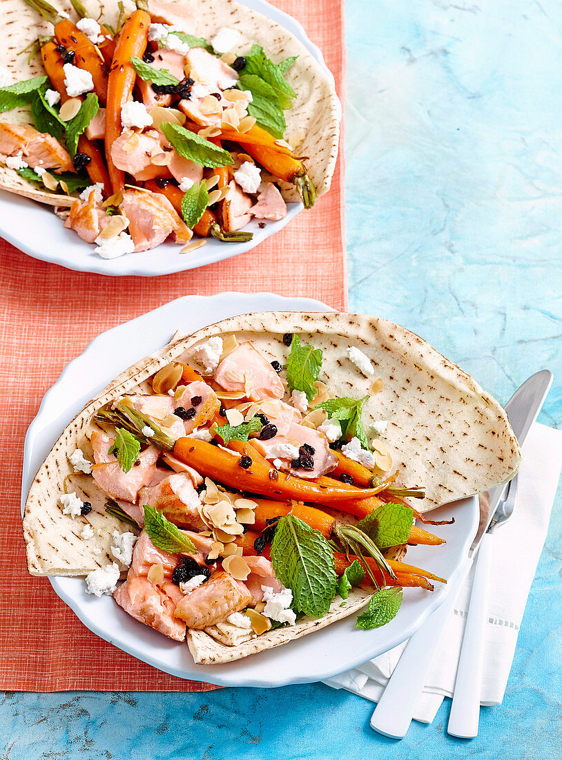 Lachs und Babymöhren auf libanesischem Fladenbrot