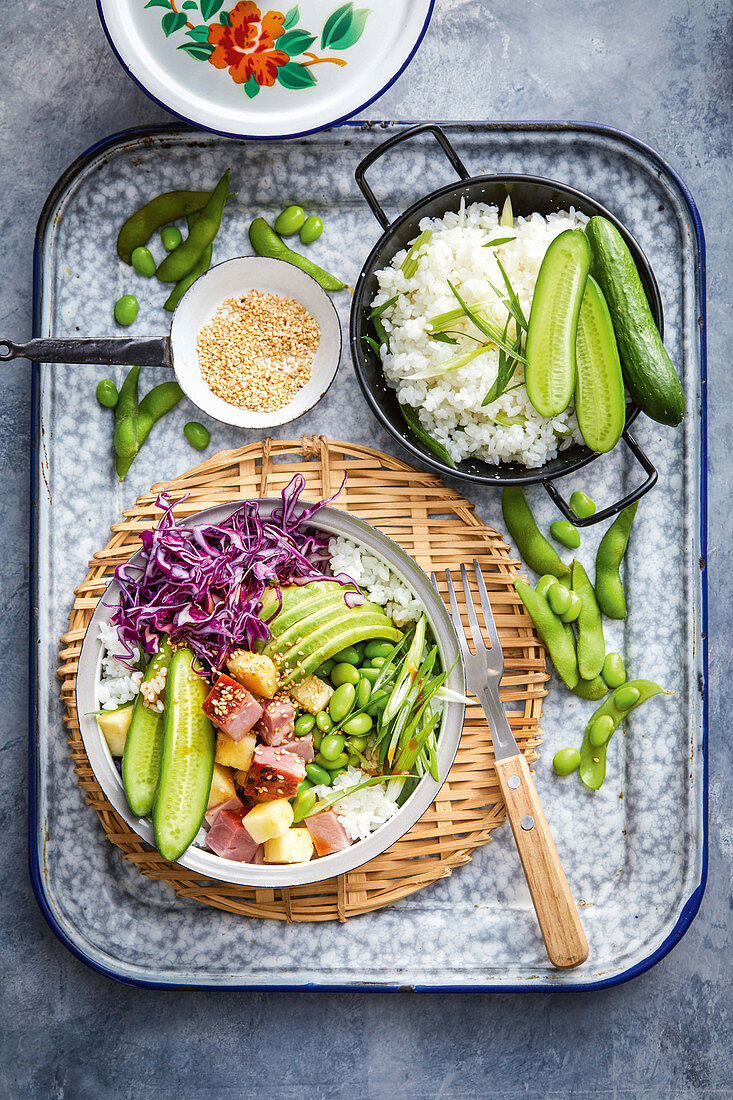 Poke Bowl mit Schinken und Ananas