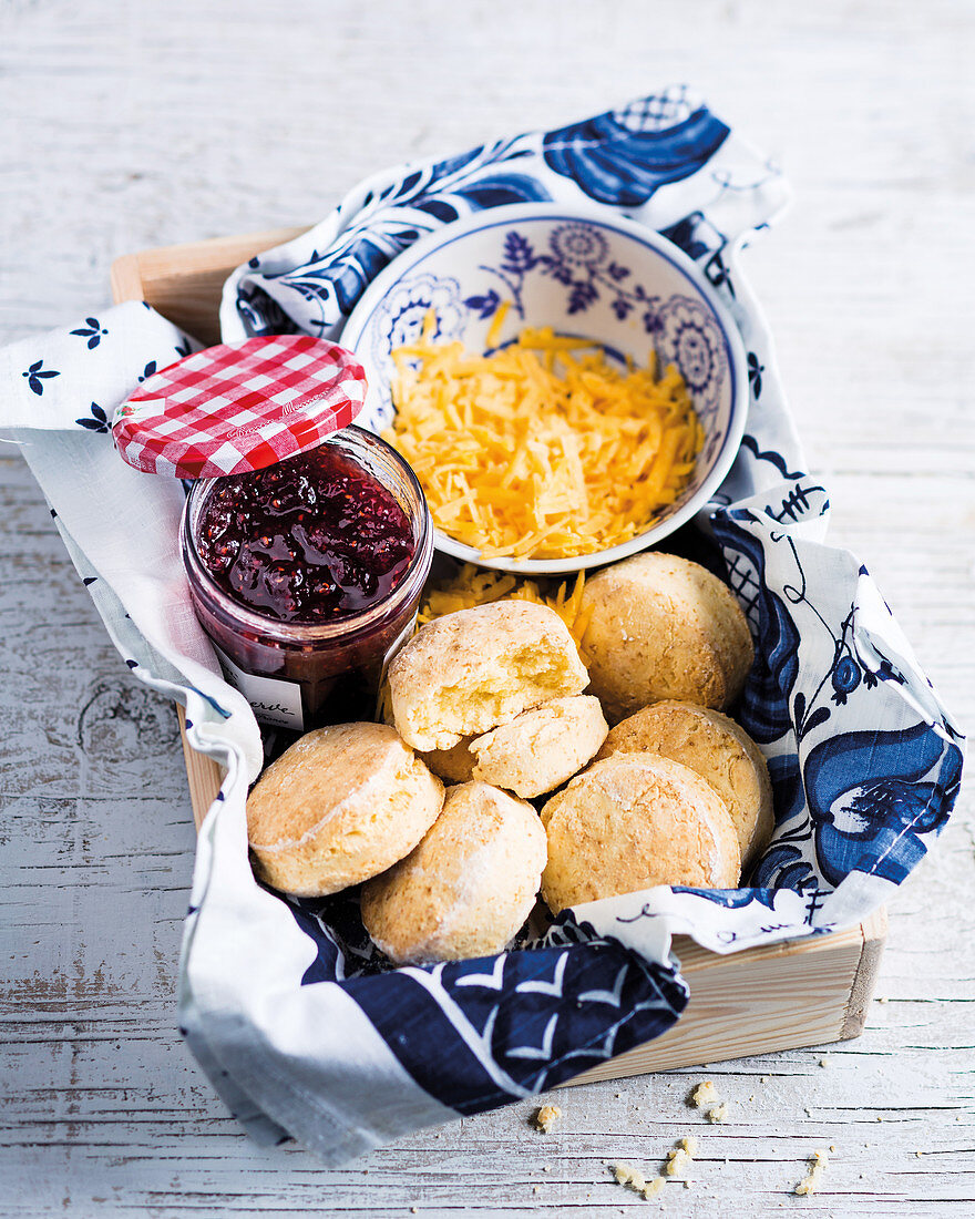 Klassische Butter-Scones mit Himbeermarmelade