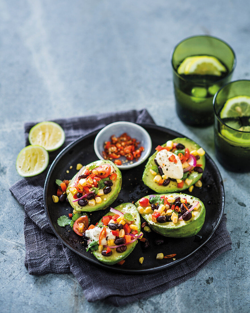 Avocado mit Maissalsa-Füllung