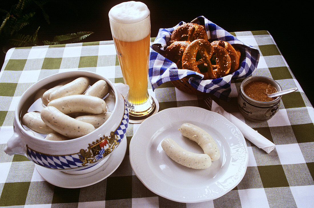 Weißwürste in Terrine & auf Teller, süßer Senf, Brezen, Bier