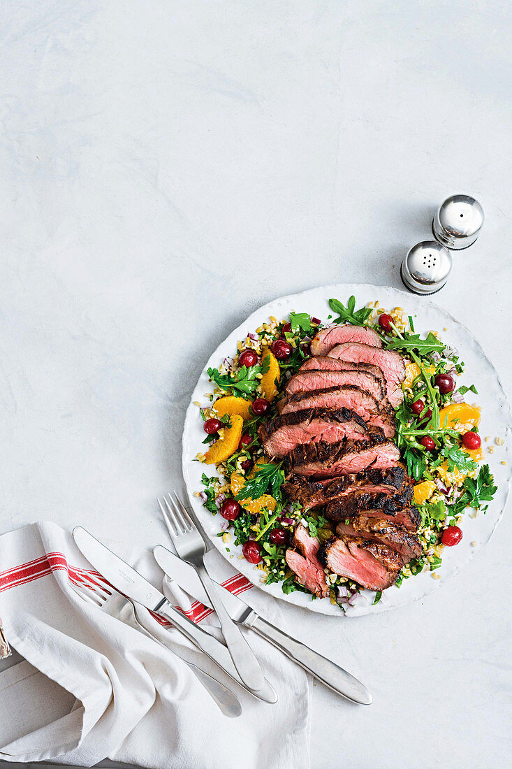 Rindfleisch mit Räucheraroma und Freekeh-Cranberry-Salat zu Weihnachten