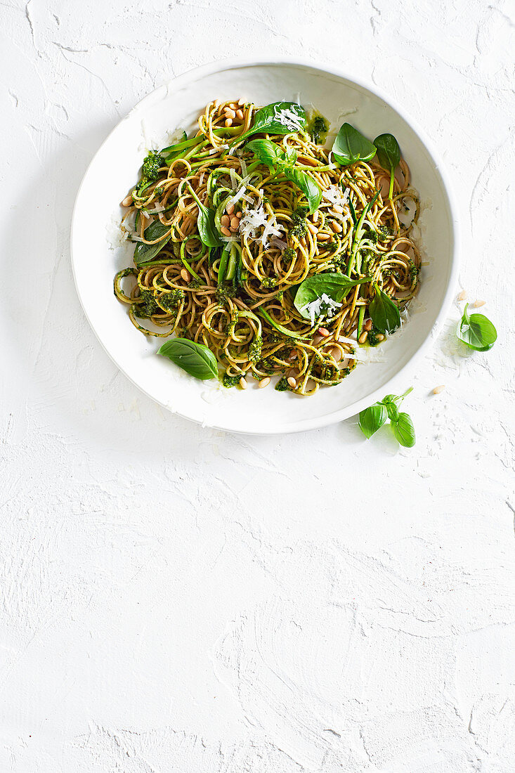 Vollkornspaghetti mit Pesto und Zucchini