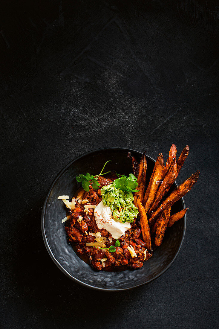 Chilli con carne with sweet potato dippers