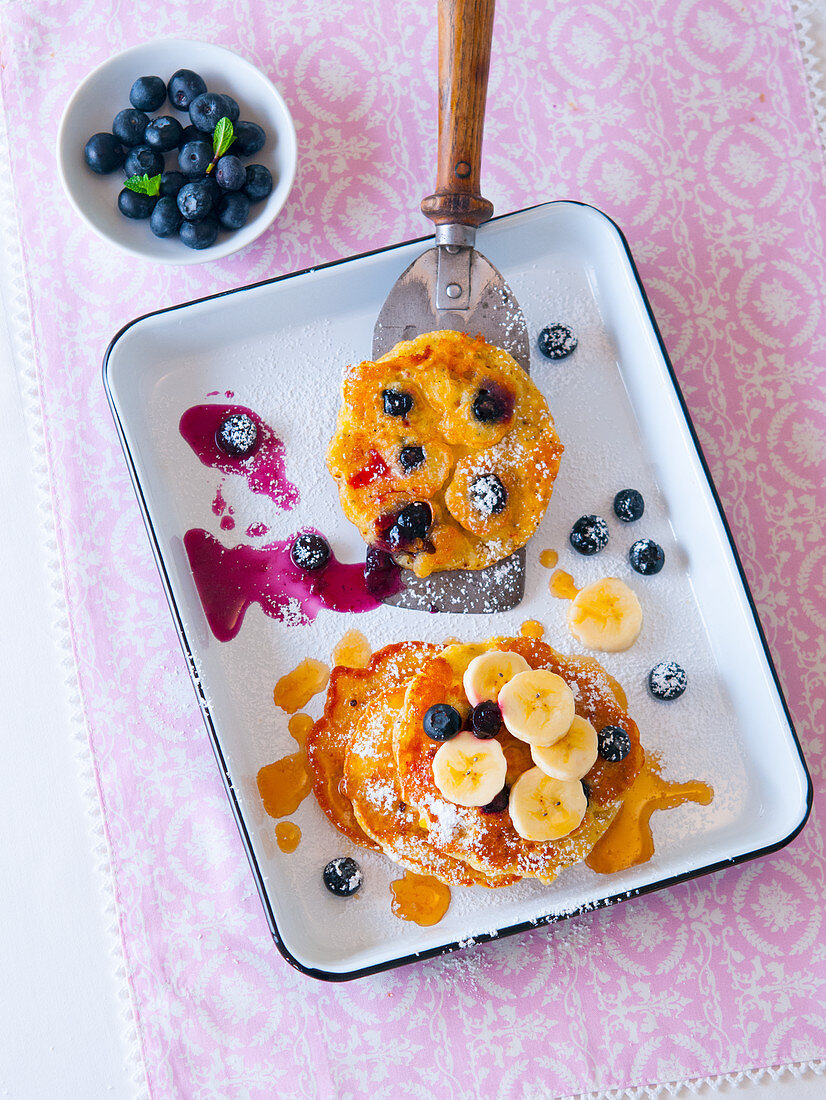 Bananen-Blaubeer-Pancakes mit Ahornsirup