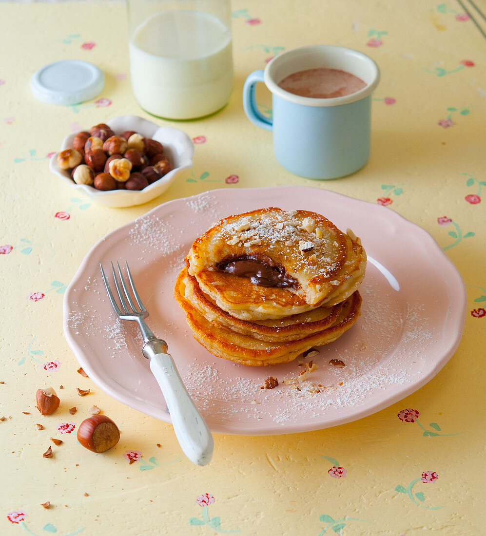 Pancakes mit Schokolade und Haselnüssen