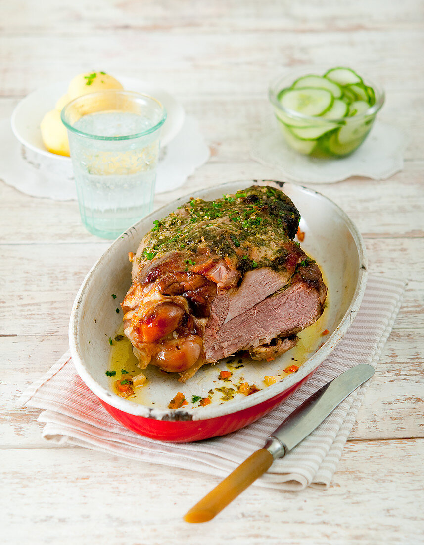 Lammbraten mit Pellkartoffeln und Gurkensalat