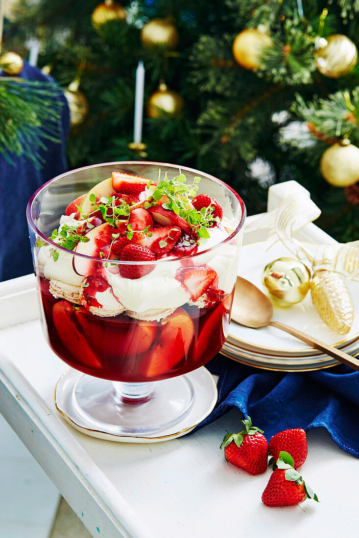 Trifle mit Himbeer-Nektarinengelee und Erdbeeren