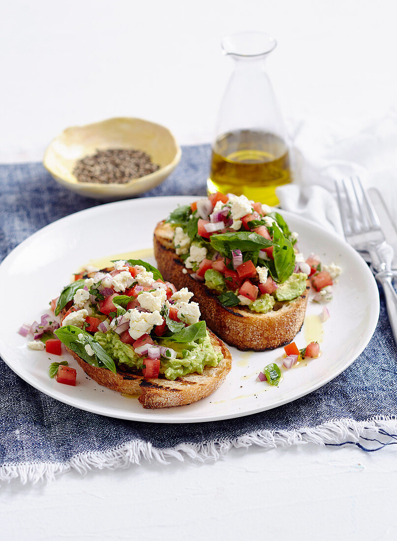 Crostini mit Avocadocreme, Gemüse und Mozzarella