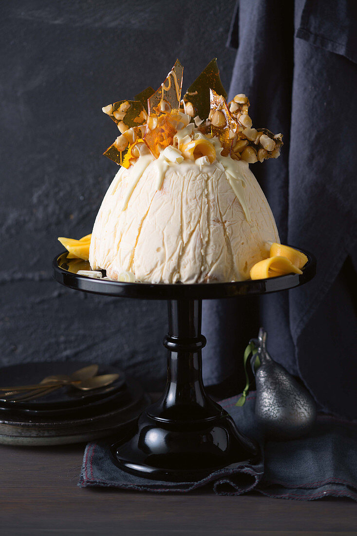 Eisbombe mit weisser Schokolade, Mango und Macadamia-Krokant