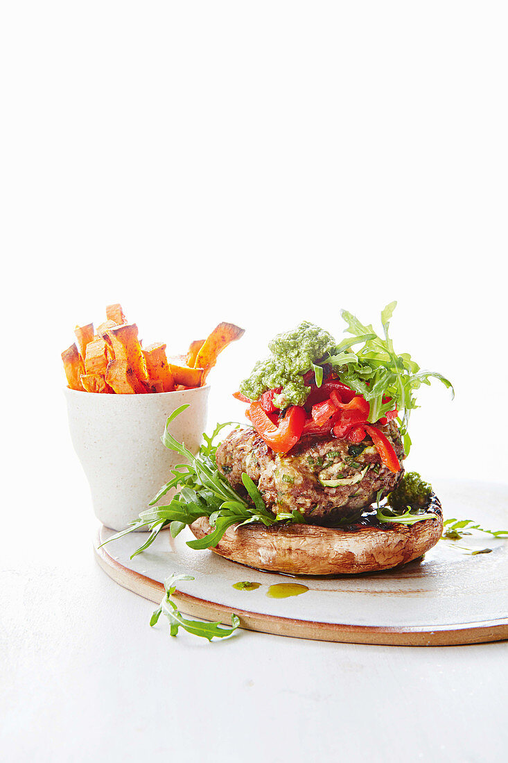 Rindfleischburger auf Pilz mit Süßkartoffelpommes