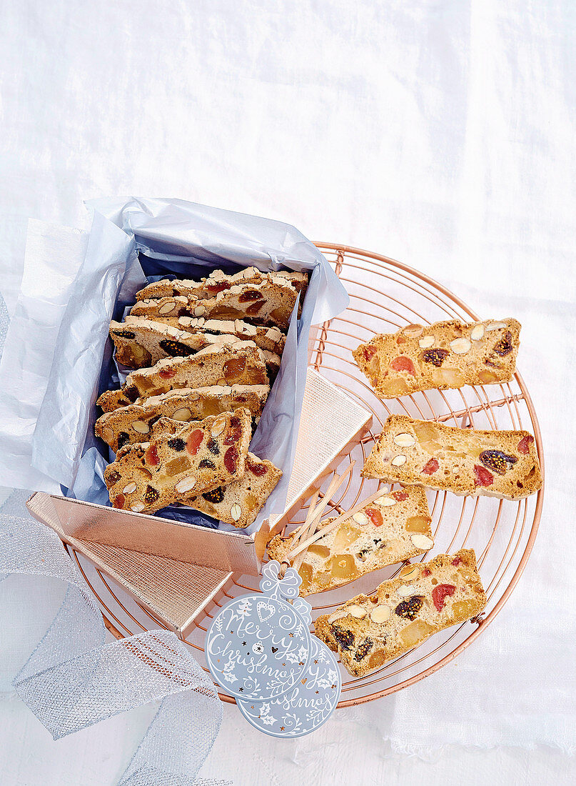 Weihnachts-Biscotti mit Mandeln und Trockenfrüchten in Geschenkschachtel