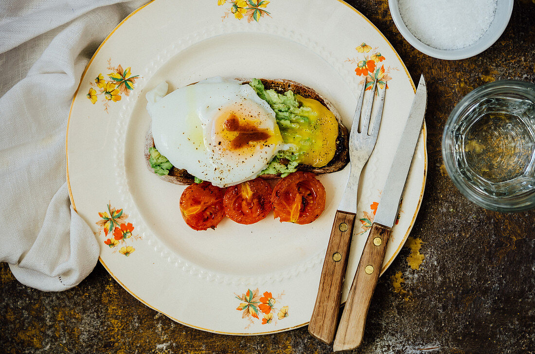 Toast with a fried egg, pea puree and roasted tomatoes