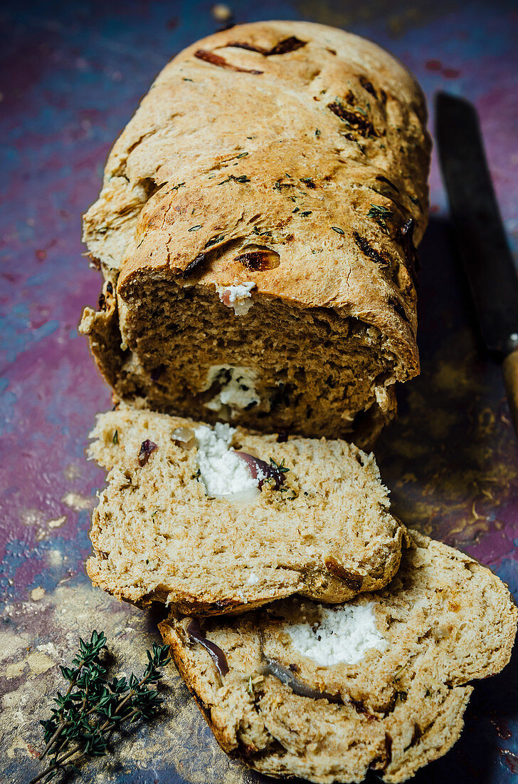 Dinkelbrot mit Thymian, angeschnitten