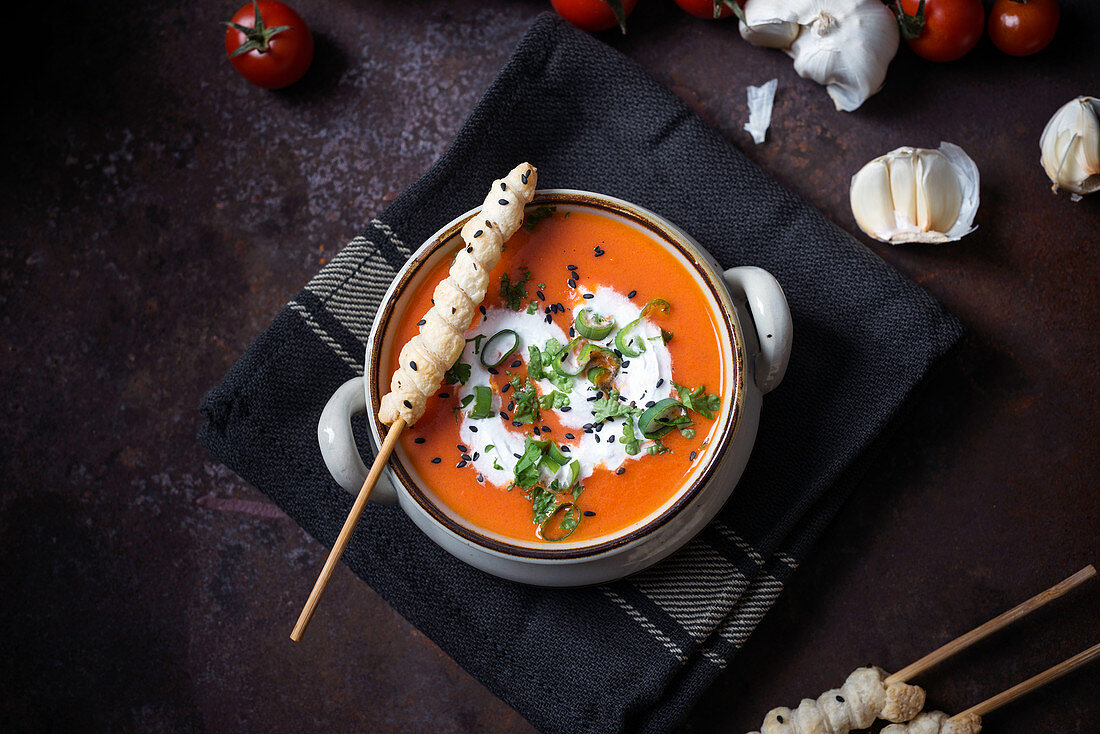 Vegane Tomaten-Paprika-Suppe mit Blätterteigstangen