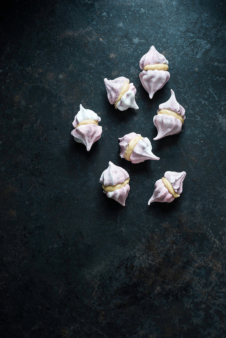 Meringues made of aquafaba and filled with caramel cream