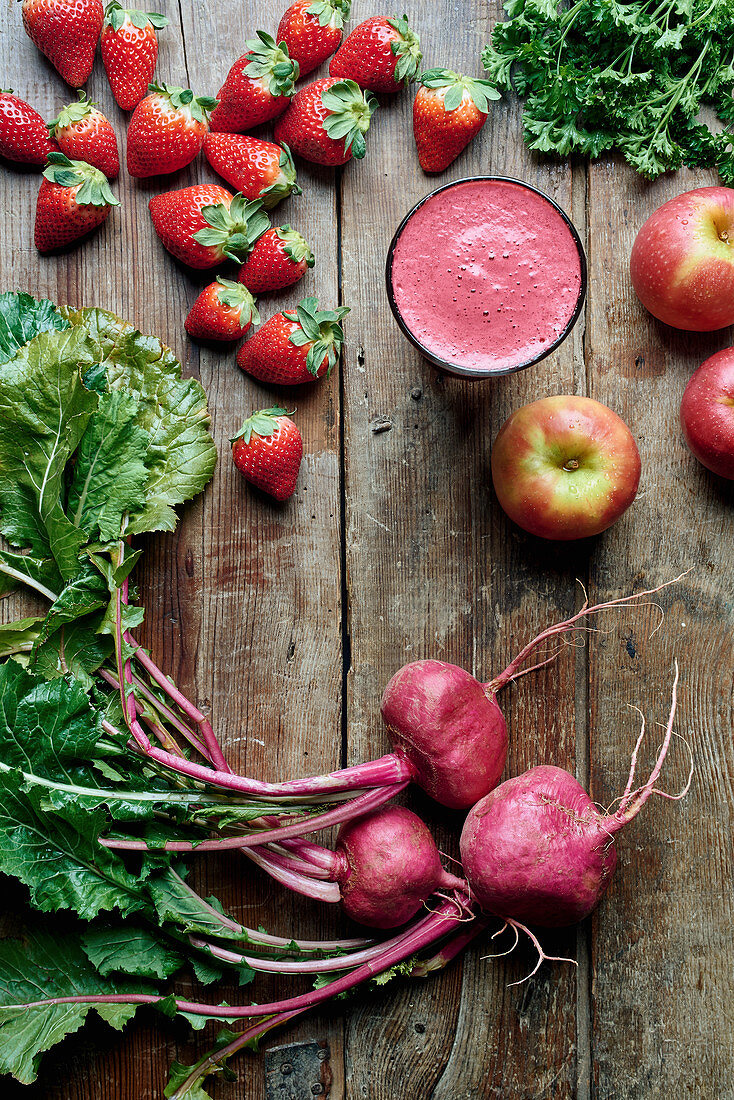 Frischer Detox-Saft mit Erdbeeren, Äpfeln und Roter Bete