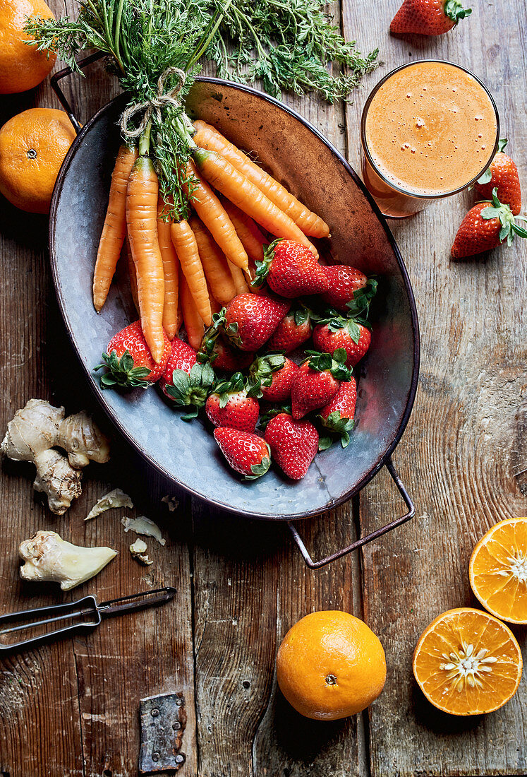 Frischer Detox-Saft mit Orangen, Erdbeeren, Ingwer und Karotten
