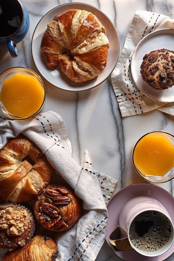 Frühstücksgebäck, Orangensaft und Kaffee