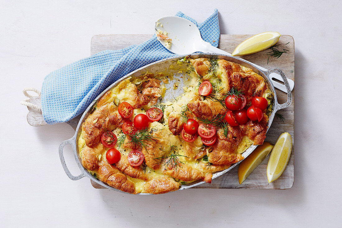 Croissant-Auflauf mit Lachs und Tomaten fürs Frühstück