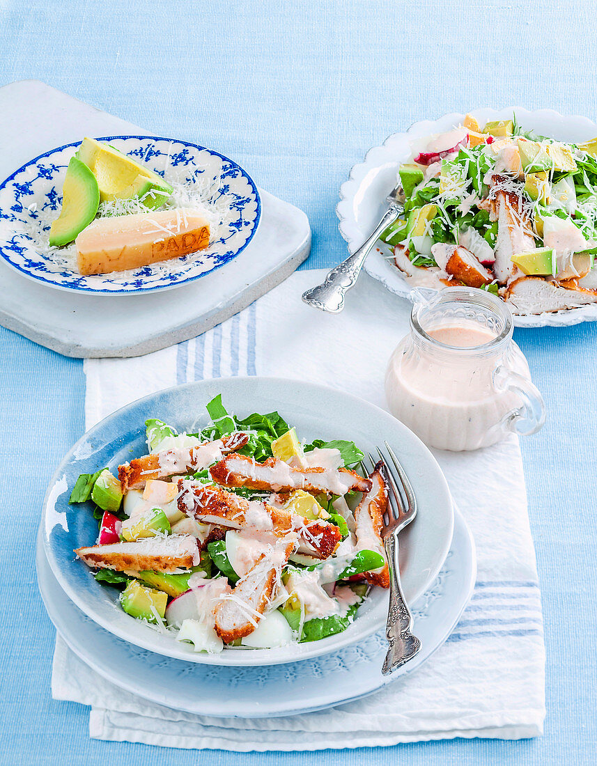 Salat mit Hähnchenstreifen und Avocado