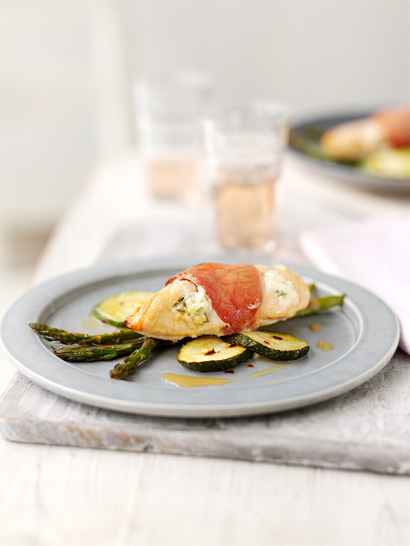 Gefüllte Hähnchenbrust mit Estragon auf Spargel und Zucchini