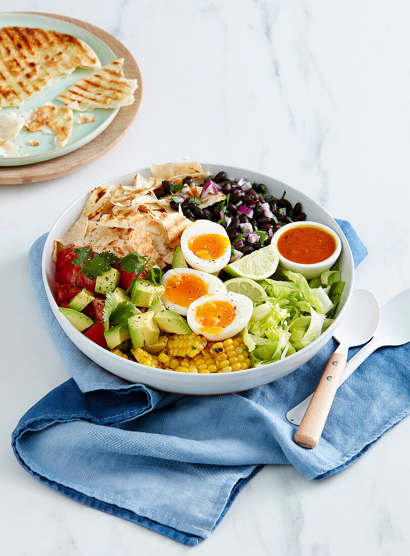 Mexikanischer Salat mit gerösteten Tortillastücken