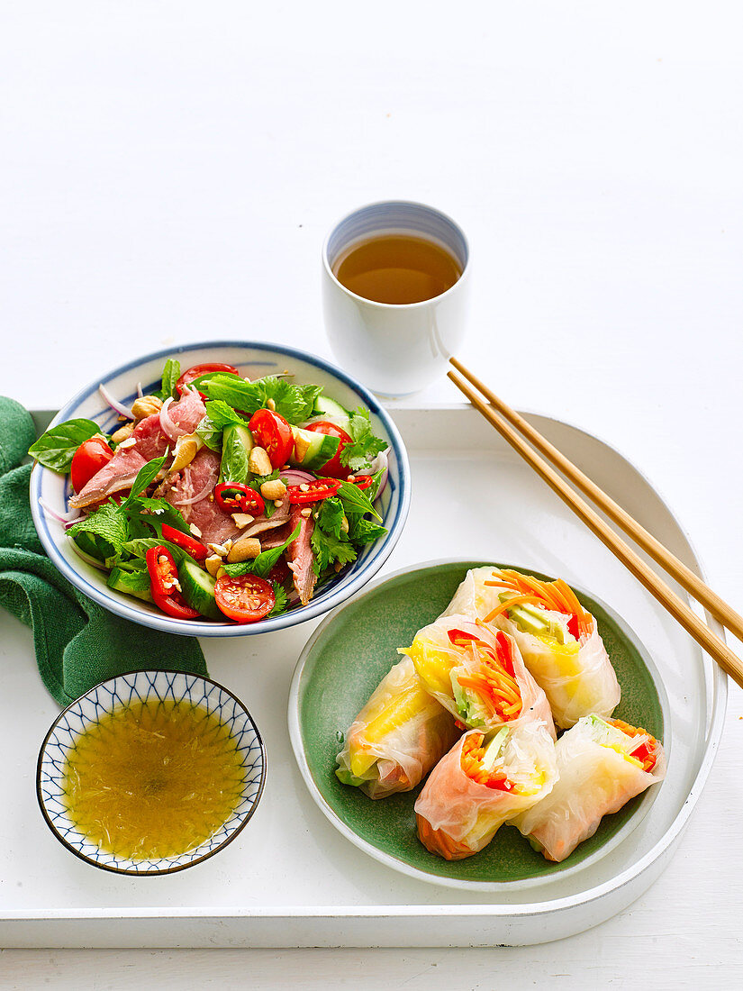 Thai-Salat mit Roastbeef und Reispapierröllchen mit Gemüse