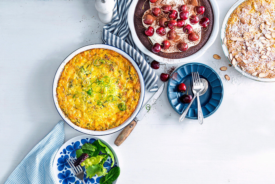 Verschiedene Impossible Pies (mit Speck und Käse, Schokolade-Haselnuss mit Kirschen, Kokosnuss-Ananas)