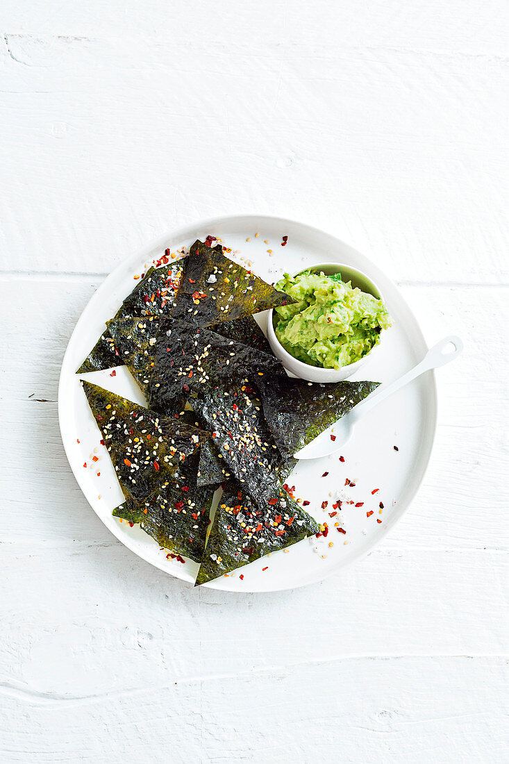 Algenchips mit Chilli und Sesam, Avocadodip