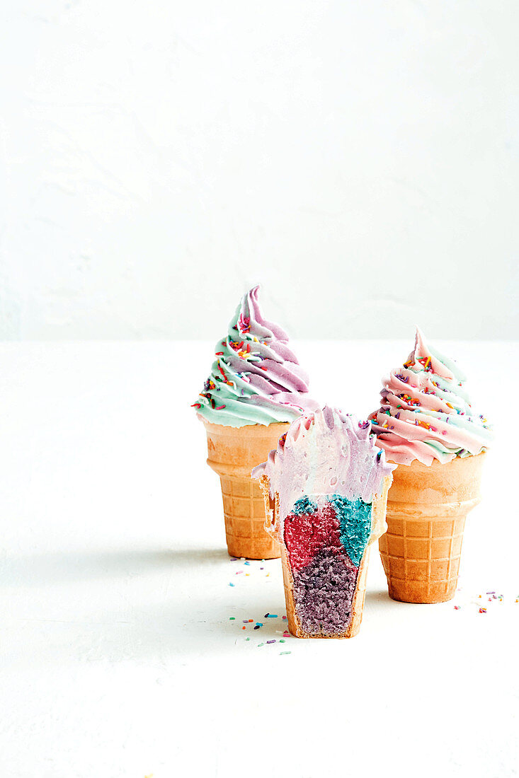 Regenbogen-Cupcakes in Eiswaffeln