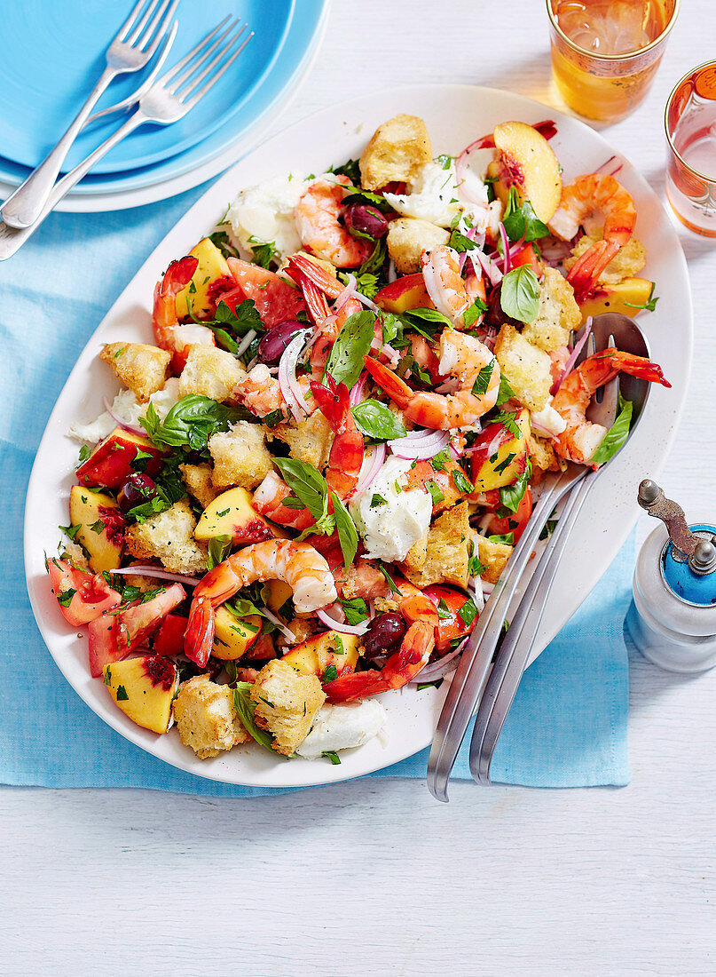 Panzanella mit Garnelen und Pfirsich