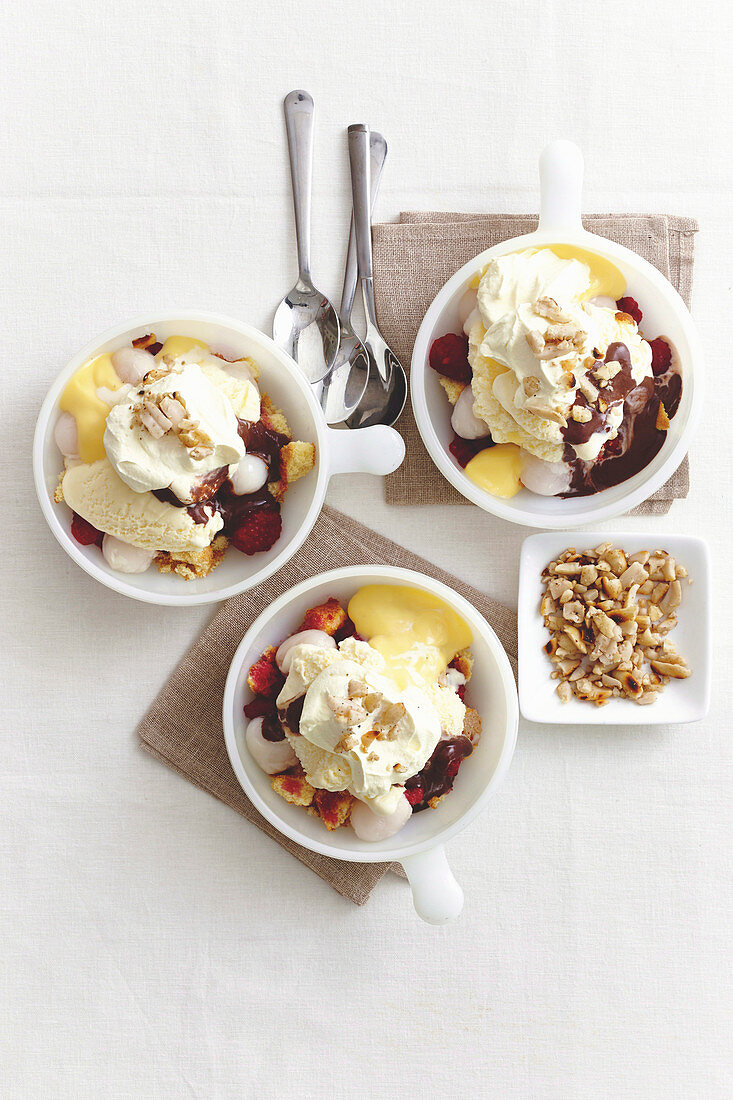 Litschi-Eisbecher mit Schokoladensauce