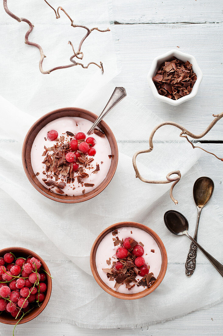 Cremedessert mit Quark, Raspelschokolade und Johannisbeeren