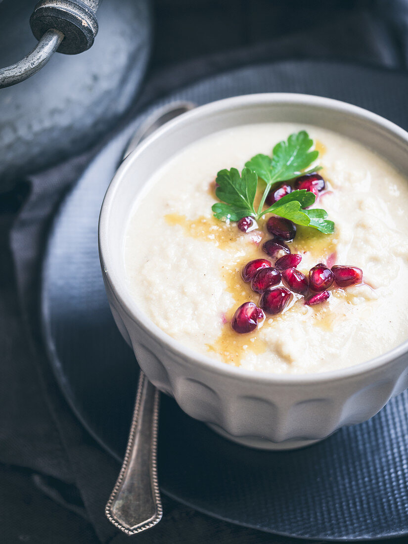 Blumenkohlcremesuppe mit Süsskartoffeln und Tahina