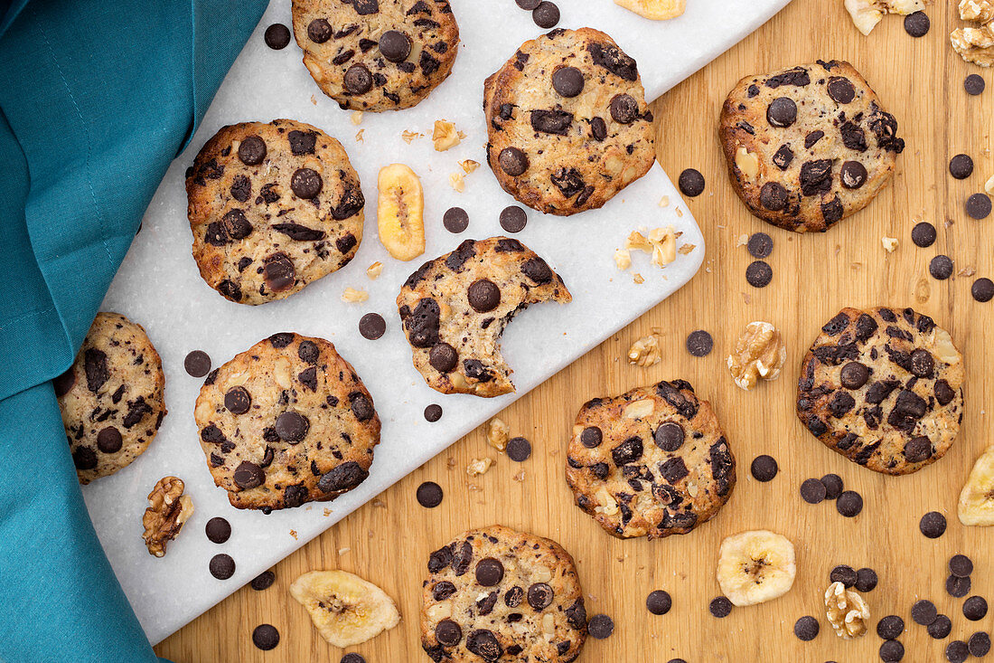 Chocolate Chip Cookies mit Bananen (Aufsicht)