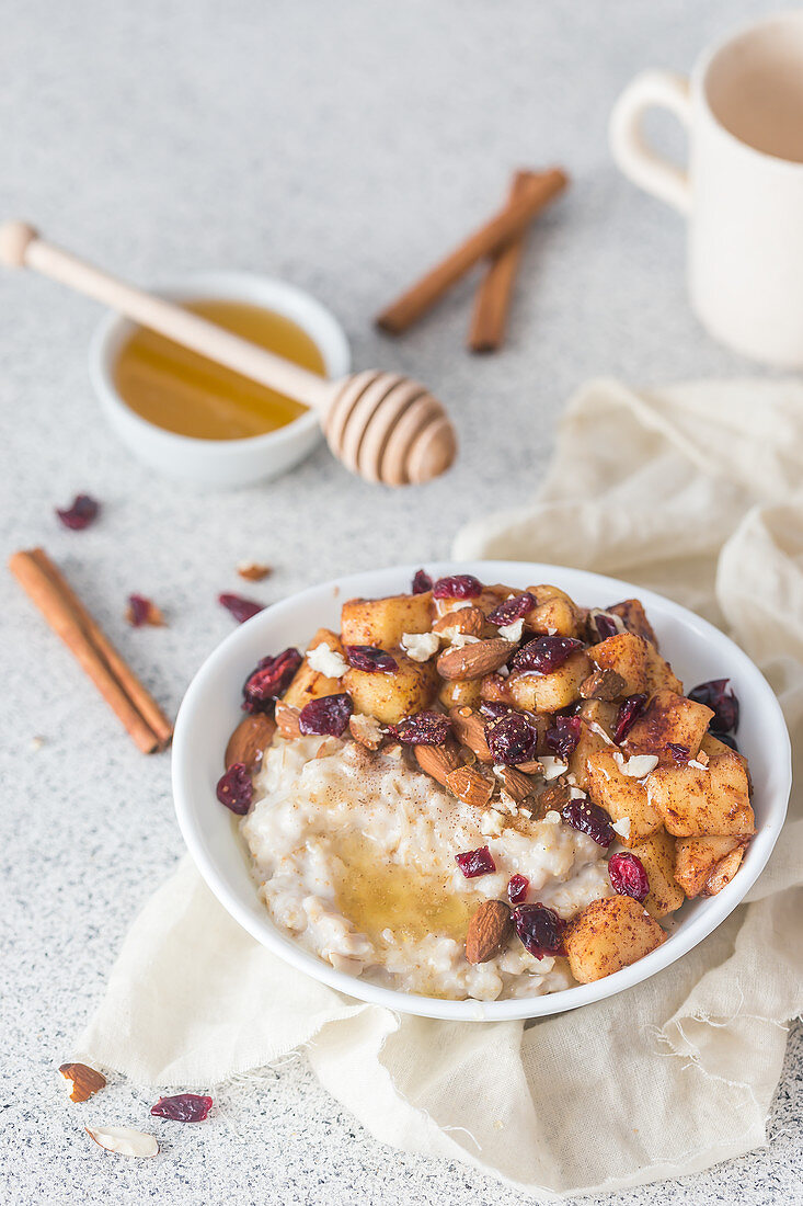 Porridge mit karamellisierten Äpfeln, Mandeln, Cranberries, Zimt und Honig