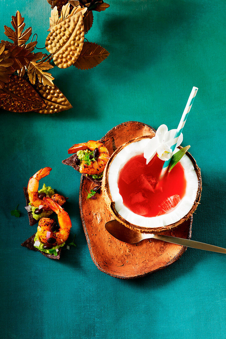 Coco loco (Cocktail mit Rum, Kokoswasser, Grenadine und Ananassaft)