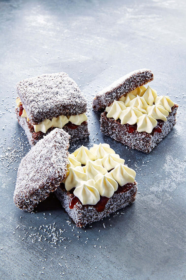 Lamingtons (Kuchenwürfel, Australien) mit Marmelade und Vanillecreme